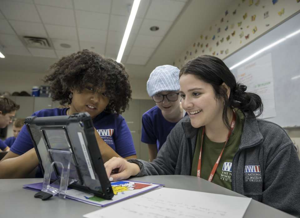 Students learning with museum education programs